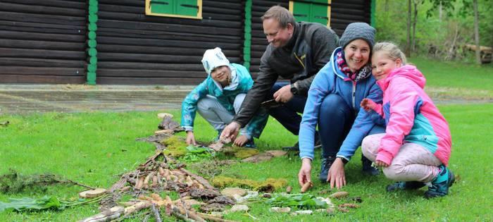 Abenteuerlustige Waldfüchse legen Natur Mandala